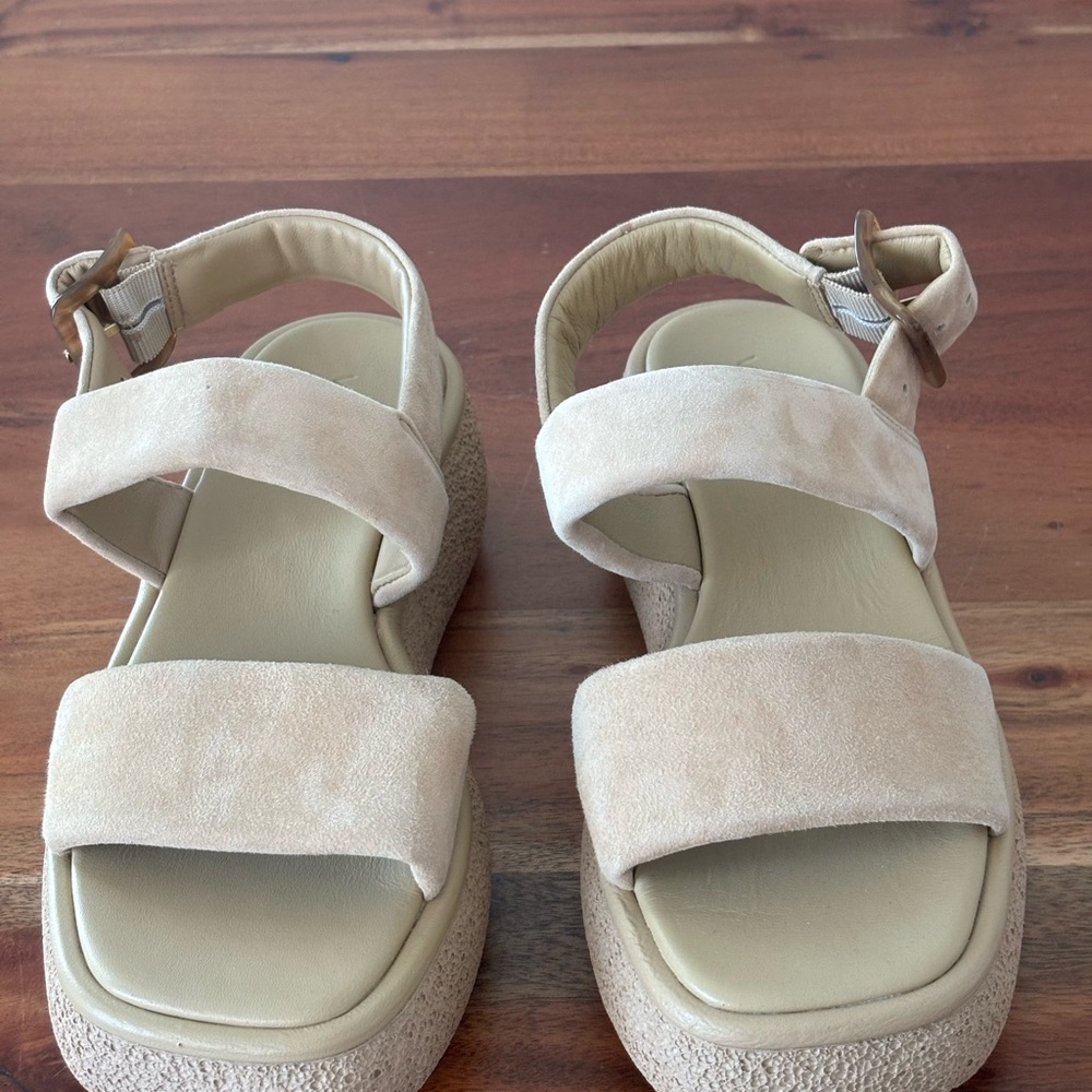 Vince Women's Laguna Platform Sandals Color: Blonde Size : 6